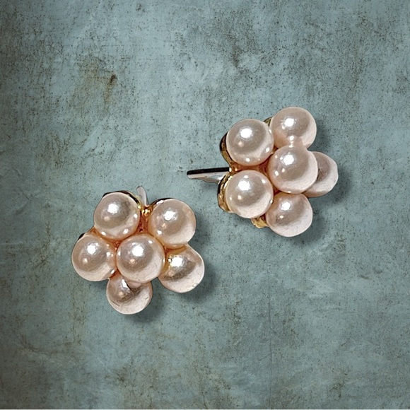 VINTAGE 50s Faux Pearl Earrings clustered like a flower - Picture 1 of 8